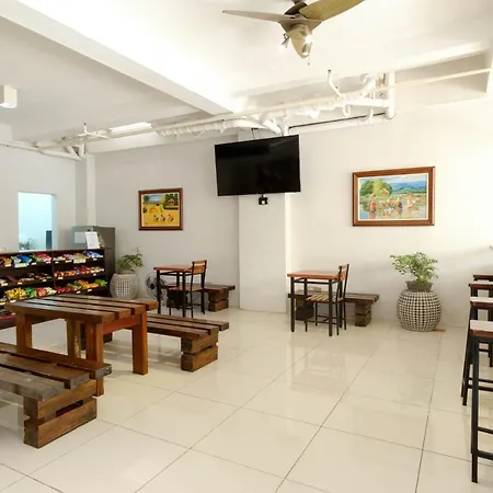 Hotel Reddoorz Near V Mapa Station